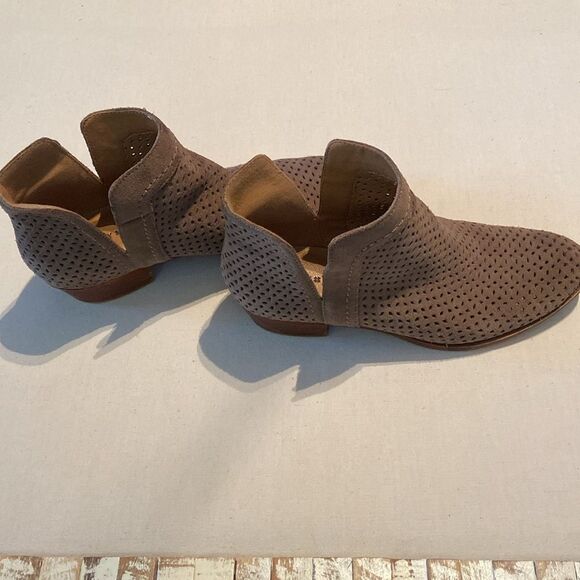 Lucky Brand Women's perforated Suede Ankle Boots - Brown size 7.5 - Picture 2 of 7